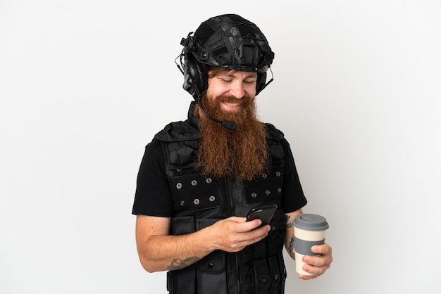 Redhead SWAT isoliert auf weißem Hintergrund mit Kaffee zum Mitnehmen und einem Handy