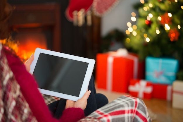 Redhead usando tablet computador no Natal