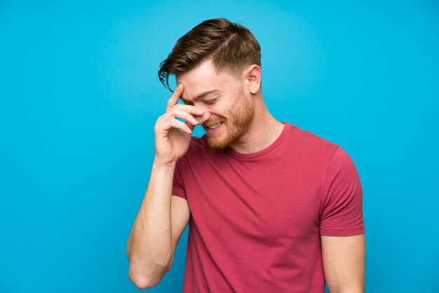 Redheadmann auf dem getrennten blauen Wandlachen