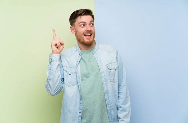 Redheadmann über der bunten Absicht, die Lösung beim Anheben eines Fingers zu verwirklichen