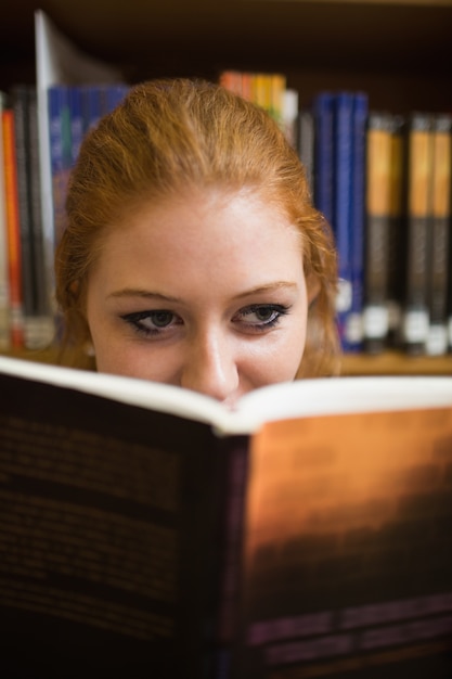 Foto redheadstudent, der ein buch liest