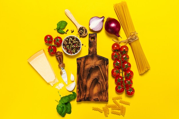 Redientes para pasta con una tabla de cortar sobre una mesa amarilla