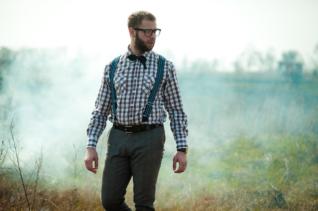 Redneck nerd hombre en gafas con barba al aire libre