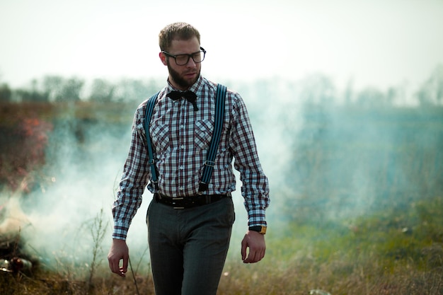 Redneck nerd hombre en gafas con barba al aire libre