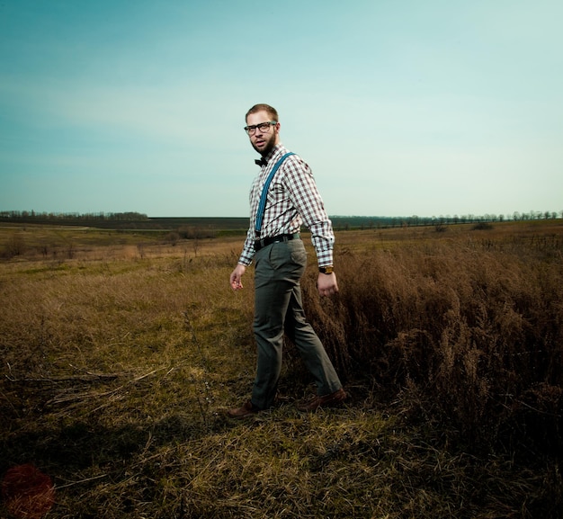 Redneck nerd hombre en gafas con barba al aire libre