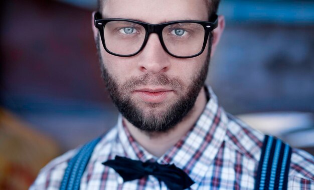 Redneck nerd hombre en gafas con barba al aire libre