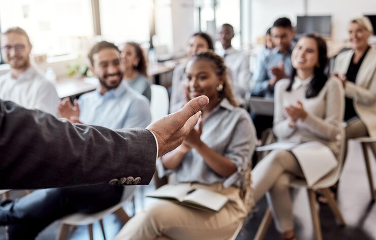 Redner für geschäftliche Schulungen oder Handgespräche in Präsentationsseminaren oder Vorträgen bei professionellen Konferenztreffen, Publikum oder einer Gruppe von Arbeitnehmern auf einer Unternehmensmesse oder einem Workshop