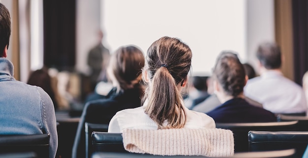 Redner hält einen Vortrag bei einem Geschäftstreffen. Publikum im Konferenzsaal. Geschäft und Unternehmertum. Panoramakomposition, geeignet für Banner