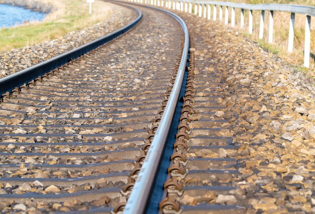 Redondeo de ferrocarril abandonado oxidado. Vía única de giro vacía de los ferrocarriles.