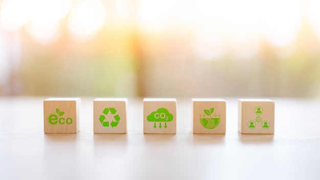 Reducir las emisiones de CO2 Concepto de medio ambiente natural neutro en carbono y neto cero Estrategia a largo plazo neutral en el clima Objetivo de emisiones de gases de efecto invernadero Cubos de bloques de madera con icono verde de cero neto