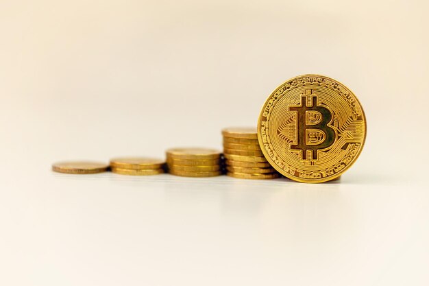 Reducir a la mitad la criptomoneda bitcoin con gráfico de líneas en un fondo de pantalla blanca El concepto de crecimiento de las ganancias del comercio de bitcoin Moneda Bitcoin en un fondo blanco Ahorrar dinero en criptomoneda