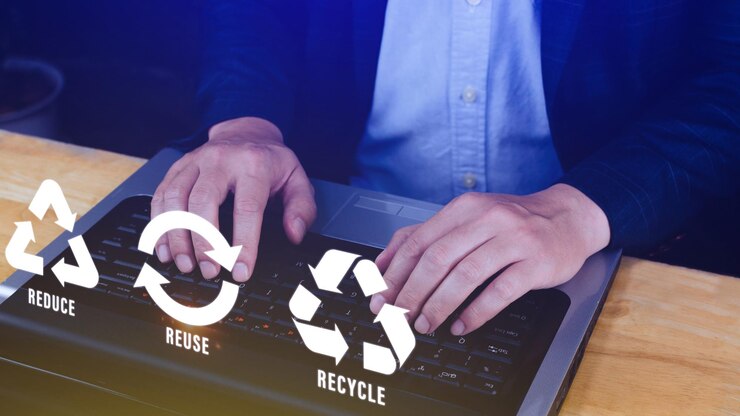 Foto reducir la reutilización y reciclar el símbolo con el uso de la interfaz de pantalla táctil virtual de fondo metáfora ecológica para la gestión de residuos ecológicos y un estilo de vida sostenible y económico