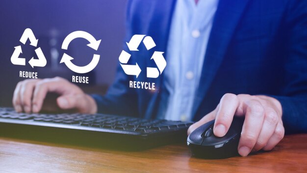 Foto reducir la reutilización y reciclar el símbolo con el uso de la interfaz de pantalla táctil virtual de fondo metáfora ecológica para la gestión de residuos ecológicos y un estilo de vida sostenible y económico