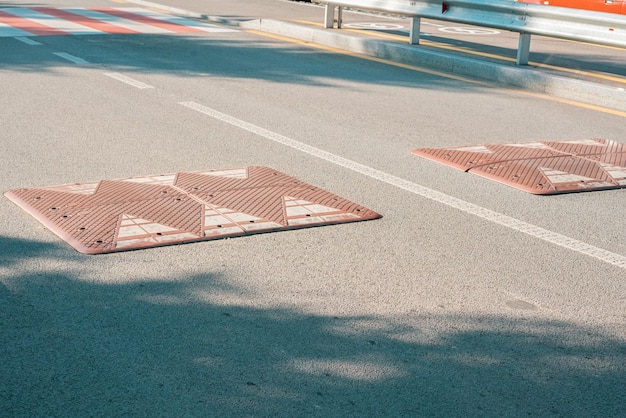 Reductores de velocidad rectangulares marrones instalados en la carretera Nadie Dirección de control de barricada Dispositivo de manera lenta Movimiento Oficial de policía Signo de dormir Policía Precaución Cruce