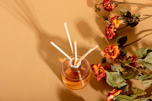 Reed-Diffusor mit Blumen Räucherstäbchen für zu Hause mit einem blumigen Duft mit harten Schatten Das Konzept eines umweltfreundlichen Duftes für zu Hause