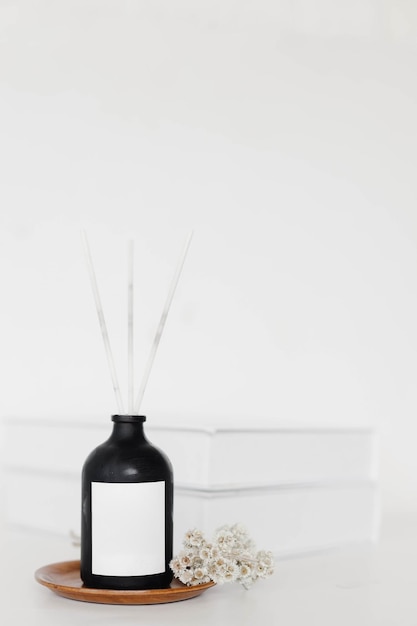 Reed-Diffusoren auf sauberem, minimalistischem Stil Leeres Etikett schwarze Flasche Aromatherapie für Branding-Mockup