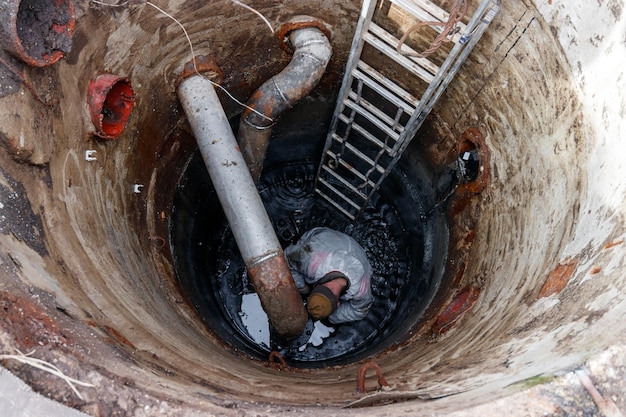 Reemplazo de la bomba fecal en el pozo fecal Trabajo en el reemplazo de la bomba fecal