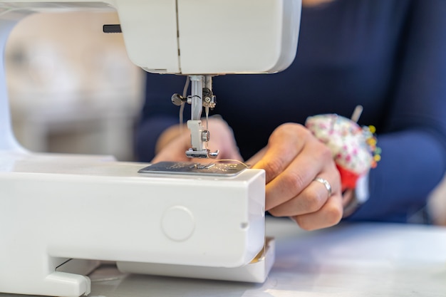 reemplazo de hilo en una máquina de coser para grapar tela