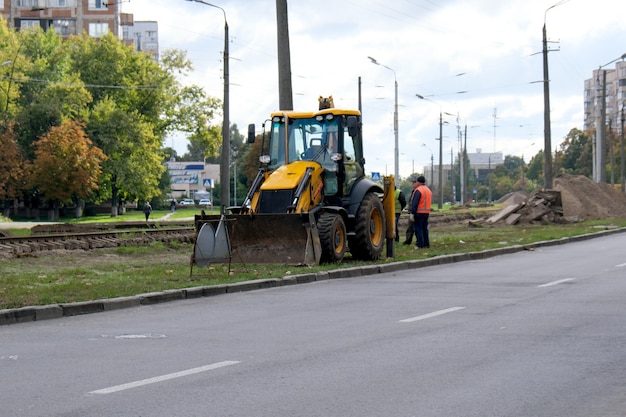 Reemplazo de viejas vías de tranvía en Kiev Septiembre de 2021 preparación para la colocación de nuevos rieles