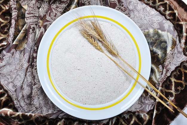 Foto refeição branca saudável orgânica natural na placa no fundo de seda