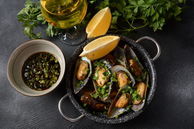 Refeição clássica francesa Moules mariniÃƒÂ¨re mexilhões Marinara com alho, molho, limão e salsa.