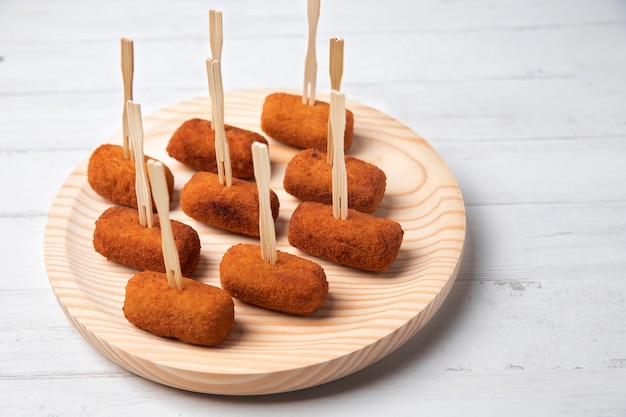 Foto refeição contendo croquetes com palitos