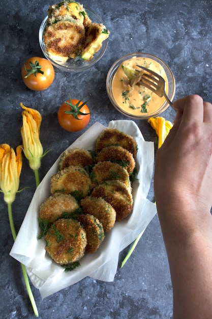 Refeição culinária saudável à milanesa abobrinha frita com tomate e molho