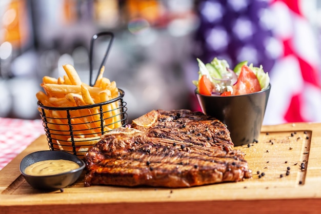 Refeição de bife com salada e batatas fritas no restaurante americano