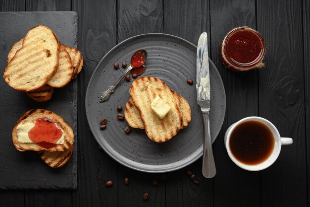 Refeição de café da manhã continental servida com geléia de torradas de café e manteiga Deliciosa mesa de centro