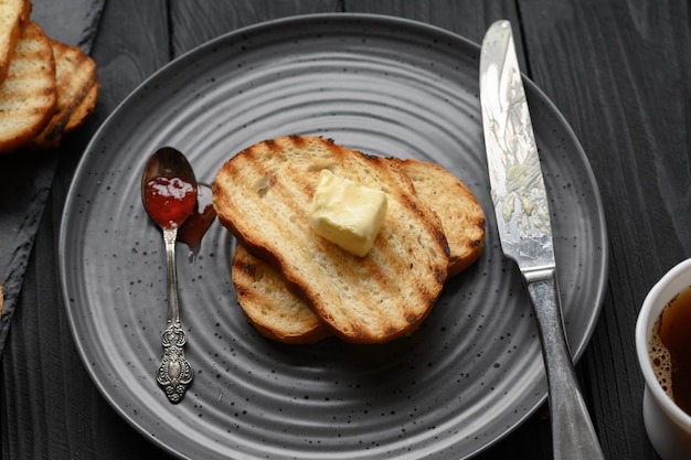 Refeição de café da manhã continental servida com geléia de torradas de café e manteiga Deliciosa mesa de centro