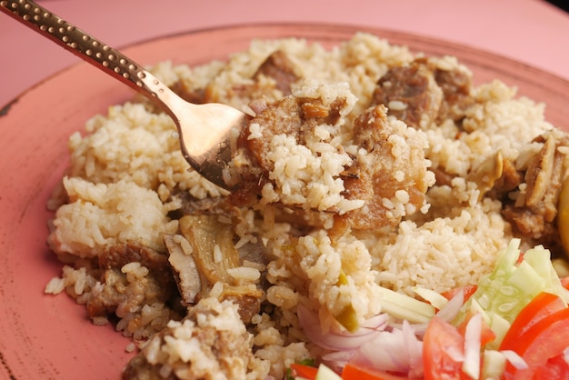 refeição de frango biryani em uma tigela na mesa