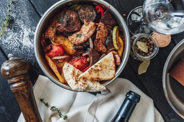 Refeição de panela quente com bife e frango