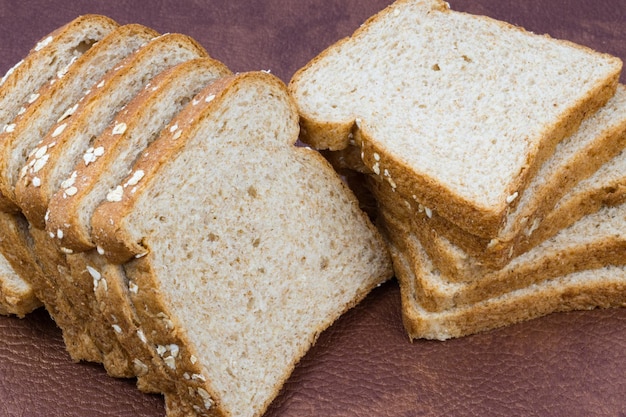 Refeição de pão integral orgânico fatiado com aveia na sala de jantar