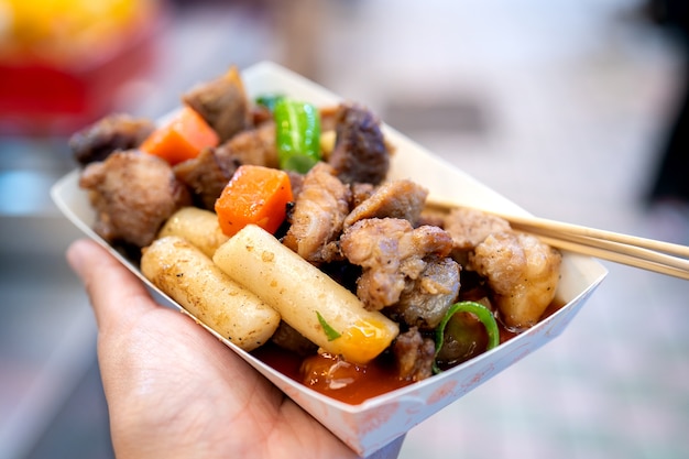 Refeição de porco preto Panfried no mercado tradicional da Coreia, deliciosa culinária coreana com cenoura e cebola verde cebola close up copy space