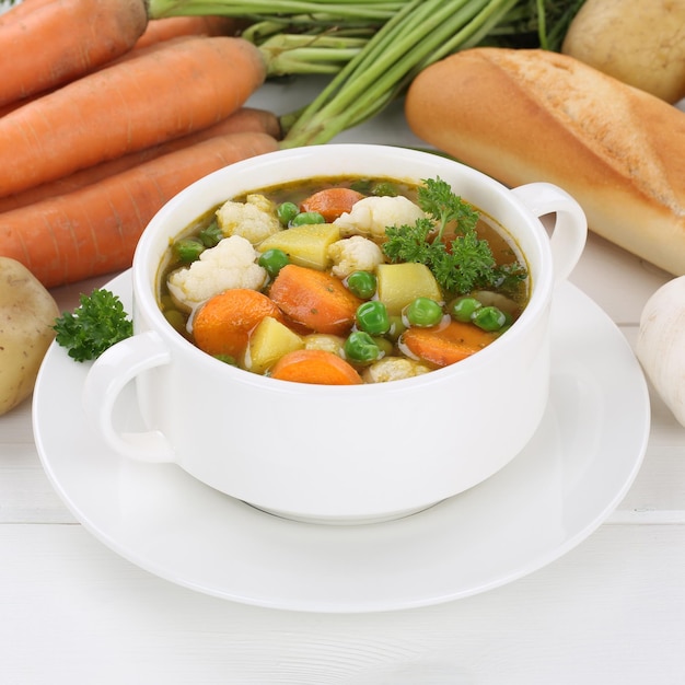 Refeição de sopa de legumes com legumes batatas cenouras alimentação saudável
