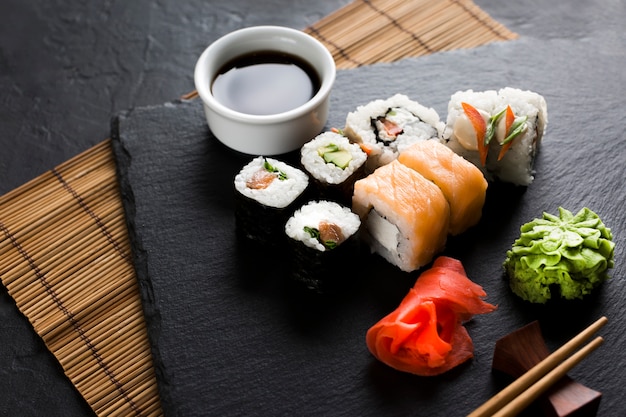 Foto refeição de sushi delicioso de alto ângulo