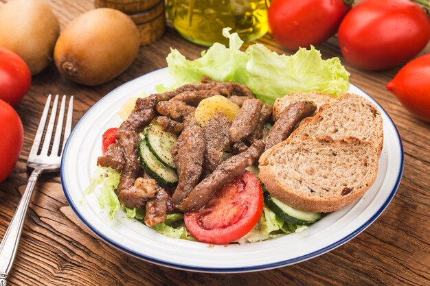 Foto refeição fitness salada de carne e vegetais