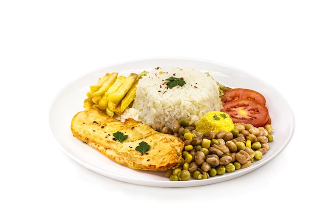 Refeição típica brasileira arroz e feijão farofa batata frita tomate e salada com filé de frango frito chamado quotprato madequot ou prato executivo