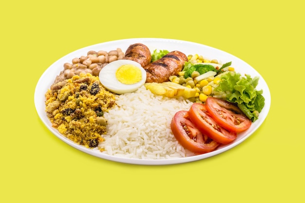 Refeição típica brasileira arroz e feijão salada de tomate ovo cozido e batata frita chamada de prato tradicional ou prato executivo