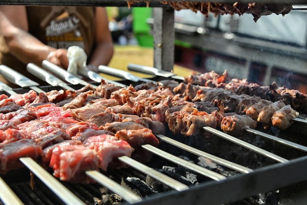 Refeição típica de churrasco italiano chamada bombette em uma feira de comida de rua em Turim, Itália