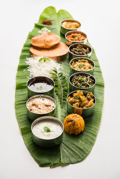 Refeição tradicional do sul da Índia ou comida servida em folha de bananeira grande, prato de comida ou thali completo. foco seletivo