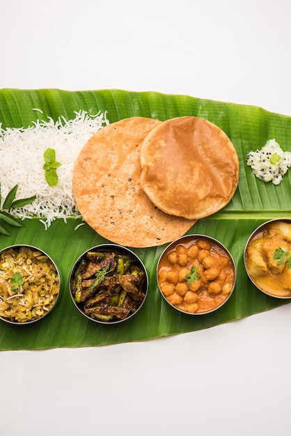 Refeição tradicional do sul da Índia ou comida servida em folha de bananeira grande, prato de comida ou thali completo. foco seletivo