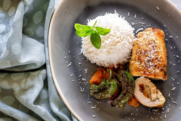 Refeições: almoço e jantar. comida pronta para comer.rolo de frango com arroz e legumes