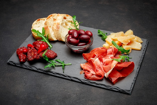 Refeições italianas tradicionais - presunto crudo ou presunto, parmesão, tomate