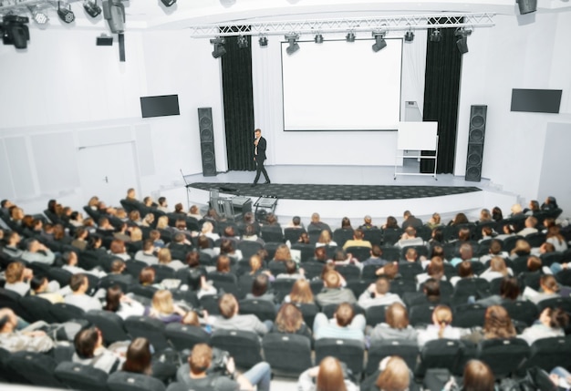 Referent auf der Business Convention und Präsentation. Publikum im Konferenzsaal.