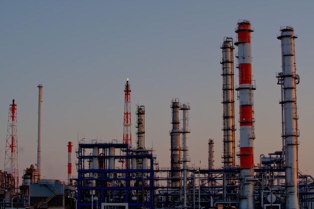 Refinaria de petróleo à noite