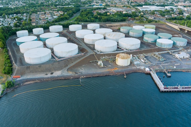 Foto refinaria de petróleo de cima na zona industrial do tanque de óleo oleodutos industriais plantar os equipamentos