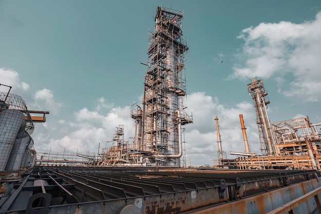 Foto refinaria de petróleo e planta e coluna de torre da indústria petroquímica em petróleo e gás