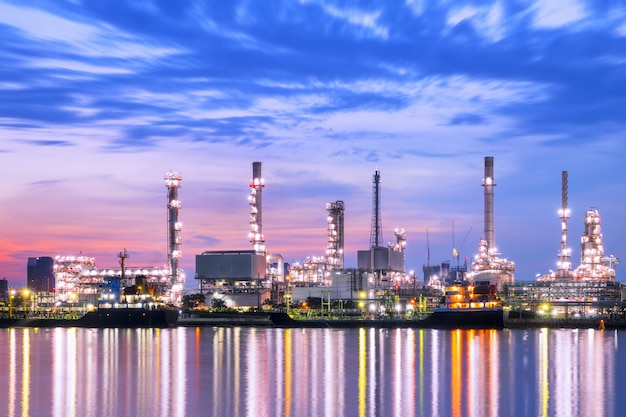 Foto refinaria de petróleo industrial no crepúsculo em tailândia.