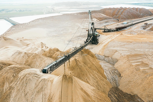 Refinaria de sal industrial com correia transportadora operacional